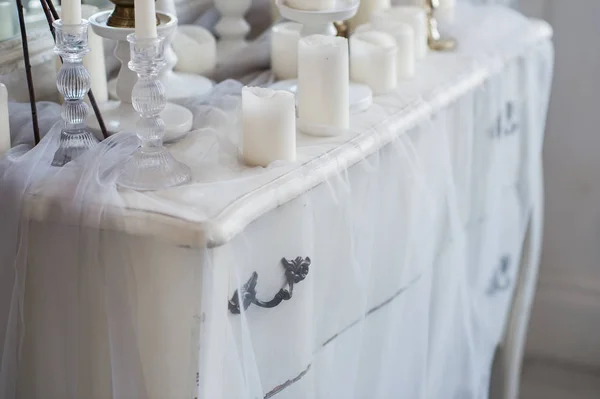 Design de interiores de sala branca com belas flores na mesa servida. Grande espelho clássico criativo no fundo . — Fotografia de Stock
