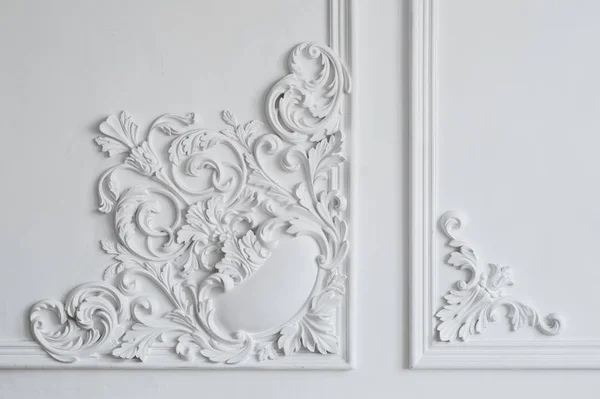 Moulage mural blanc avec forme géométrique et point de fuite. Design de mur blanc de luxe bas-relief avec moulures en stuc élément roccoco — Photo