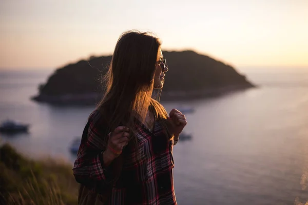 Νέος μοντέρνος hipster κορίτσι ηλιοβασίλεμα στην άποψη. Γυναίκα ταξίδι με σακίδιο — Φωτογραφία Αρχείου