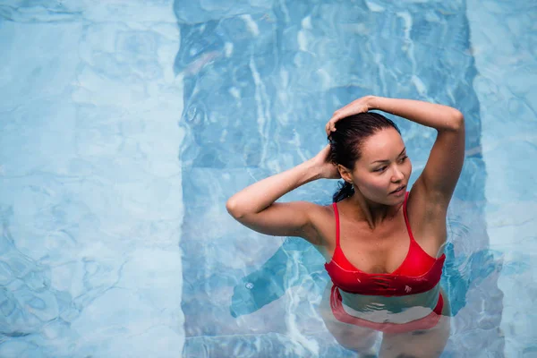 Vista superior de una hermosa sexy mujer asiática adulta en la piscina — Foto de Stock