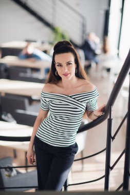 Güzel erkek uzakta işten sonra dinlenirken seyir mükemmel bir gülümseme ile. Büyüleyici mutlu kadının dinlenme ve modern kahve dükkanı iç otururken iyi günler.