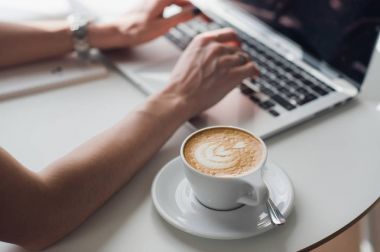 WiFi bağlanma dizüstü bilgisayarda çalışan eller multitasking kadın internet, işadamı el meşgul ofis Masası dizüstü bilgisayar kullanarak parmak klavye bilgisayar evde çalışma ahşap masada oturan yazarak.