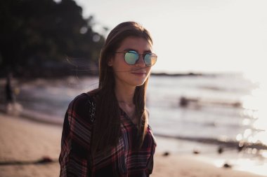 Genç şık mutlu hipster kadın havacı güneş gözlüğü, kot gömlek, tropik ada lagün tatil giyen dünyayı dolaşarak