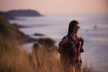 Genç özgürlük kadın zevk Okyanusu günbatımı dağ tepe üzerinde