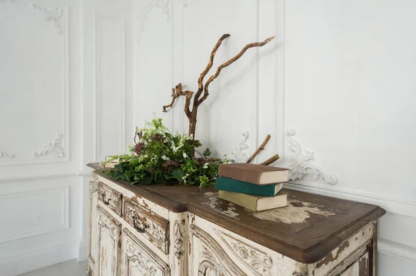 Commode vintage ancienne blanche avec plantes et décoration en laine faite main — Photo