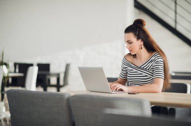 Internet'te gezinme ve iş bilgilerini öğle yemeği sırasında arama çekici konsantre yetişkin kadın.