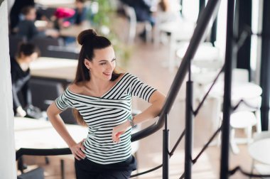 Genç, güzel ve doğal genç kadın bir kafede. Taze ve çekici erkek kapalı duran.