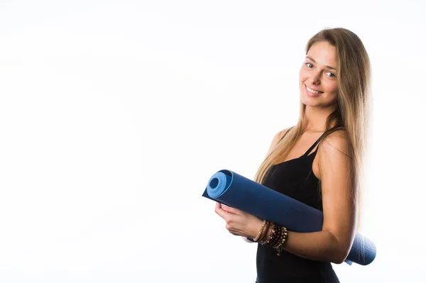Cvičení fitness žena připravena pro cvičení postavení drží jógy mat izolovaných na bílém pozadí. Sportovní krásné Redhead. Kavkazské ženy fitness model. — Stock fotografie