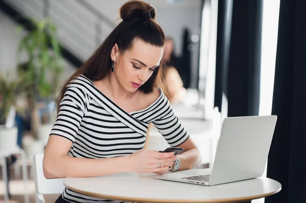 Druk administratieve manager van restaurant business chatten op de telefoon met klanten over regelingen en het schrijven van alle details in notitieblok. — Stockfoto