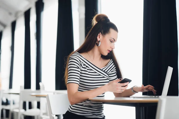 Administratief manager van restaurant business praten aan de telefoon met klanten over feestzaal orde en het schrijven van alle details in notitieblok. — Stockfoto