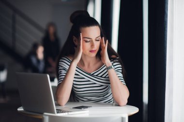 Güzel kadının Kapalı gözlerle meditasyon portre kapatın. Çekici erkek ile bir dizüstü bilgisayar çalışmaktan rahatlatıcı.