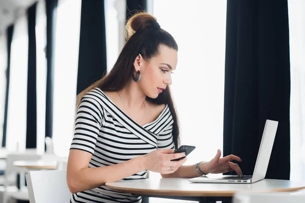 Uitvoerend bezig met lijn met een laptop en telefoon in een desktop op kantoor. — Stockfoto