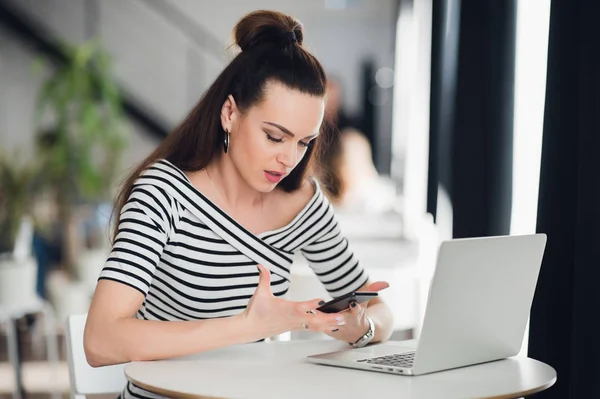 Disappointed businesswoman looking at business results on phone screen in a cafe during lunch break. — Stock Photo, Image