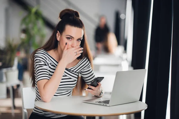 Zbliżenie portret niespokojny przestraszony młoda dziewczyna patrząc na telefon widząc wiadomość Zdjęcia złe wieści z obrzydliwe emocji na twarzy. — Zdjęcie stockowe