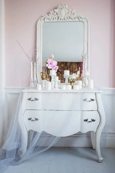 누추한 세련 된 홈 디자인입니다. 촛불, 거울 앞에서 꽃으로 아름 다운 장식 테이블 — 스톡 사진