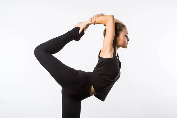 Attraktiv kvinna gör ständiga Bow Yoga Pose — Stockfoto