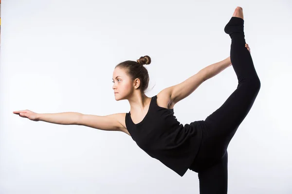 Mulher atraente fazendo pé arco Yoga Pose — Fotografia de Stock