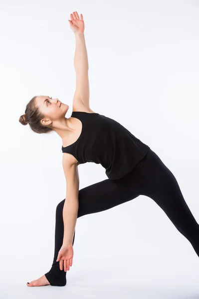 Jeune femme de yoga pose guerrière. Cela fait partie d'une série de différentes poses de yoga par ce modèle, isolé sur blanc — Photo