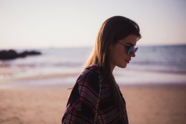 Neşeli sarışın hipster plaj portre kadar kapatın. Güneş gözlüğü, hippi kız stil, trendy yaz sahilde vahşi kız