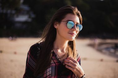 Neşeli sarışın hipster plaj portre kadar kapatın. Güneş gözlüğü, hippi kız stil, trendy yaz sahilde vahşi kız