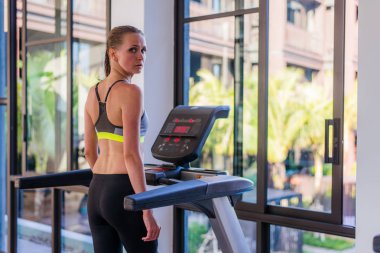 Bir büyük Havuz Manzaralı salonunda treadmill çalışan kadın
