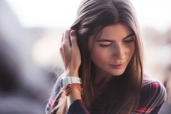 Retrato de cerca de una hermosa chica hipster al atardecer — Foto de Stock