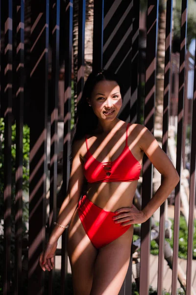 Όμορφη γυναίκα που ποζάρει στο κολύμπι κοστούμι, εξωτερική μόδα πορτρέτο με καλλιτεχνική σκιά φως το καλοκαίρι κοντά στην πισίνα — Φωτογραφία Αρχείου