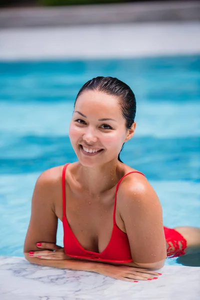 Mulher bonita Piscina no Resort Relaxado Retrato Jovem Asiática Menina Feliz Sorriso Tropical Férias — Fotografia de Stock