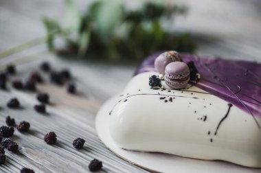 Geleneksel mor berry kek ve macarons sufle tatlısı ve badem dacquoise, ahududu confit, gevrek katmanla karamelize fındık ve ahududu toz, dayalı hizmet bitter çikolata mousse