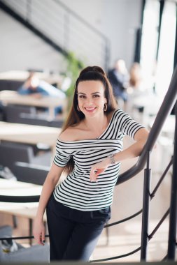 Zarif orta yaşlı kadın kapalı duran ve kameraya gülümseyen süre seyir.