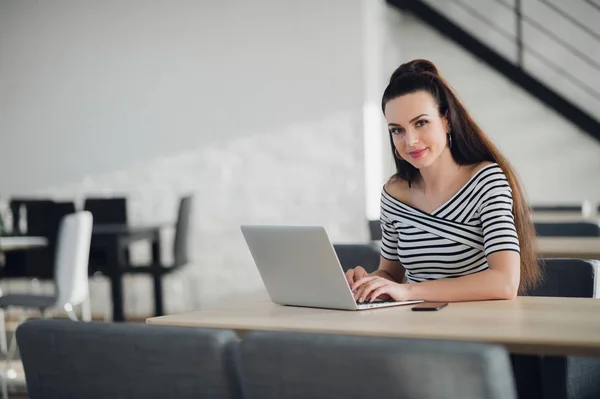 Charming female owner of business calling to manager supervising work of employee sitting in cafe interior, businesswoman having phone conversation with banking service making money transfer. — Stock Photo, Image