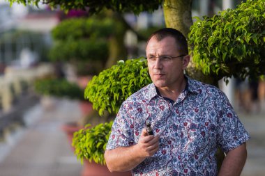 Yetişkin komuta sizde vaping elektronik sigara açık