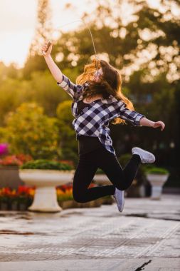 teknoloji, genç kadın veya smartphone şehir sokak üzerinde kullanarak ve yüksek atlama kız gülümseyen iletişim insanlar kavramı-