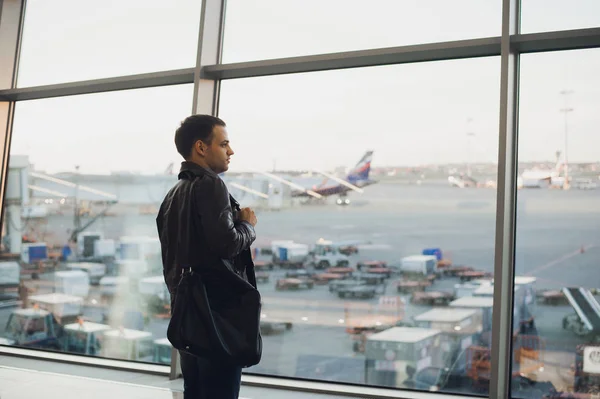 Silhouette of man waiting for the flight — Stock Photo, Image