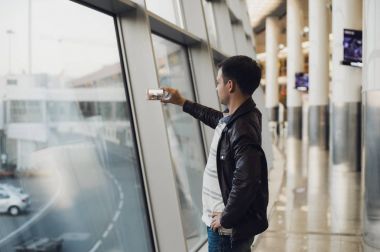 Gezgin emrini uçaklarına Havaalanı alarak resmi cep telefonu ile. Hava trafik kontrol olanakları arka plan