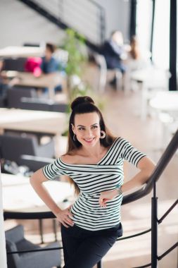 iş kadını ile olumlu bir görünüm ve neşeli bir gülümseme kamera için poz.