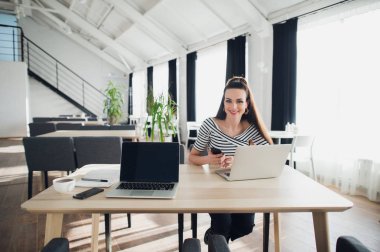 Genç, çekici bir kadın cep telefonuyla arıyor. Boş zamanlarında kafede tek başına oturuyor. Güzel gülüşlü çekici bir kadın kafede dinlenirken cep telefonuyla konuşuyor.