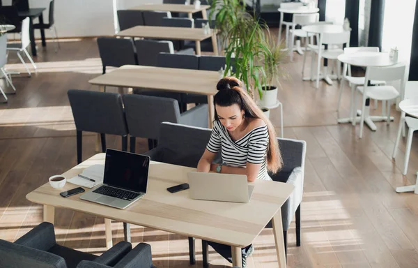 Twee jonge ondernemers werken op de Laptop In de coffeeshop. — Stockfoto