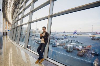 Yürüme ve hareket eden telefon arayan çekici bir genç adam portresi