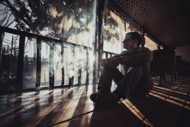 Genç kullanarak Vapourizer İçilmeyen alternatif olarak adam.