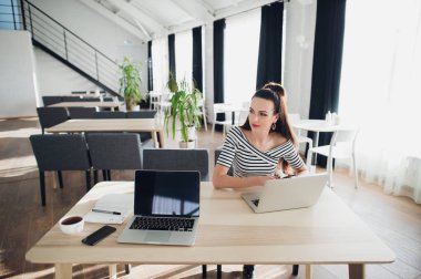 Modern Ofis Masası, laptop ile çalışma, uzağa arıyorsunuz ki, hakkında bir yazı, tam zamanlı blogcu için ilham arayan genç çekici kadın.