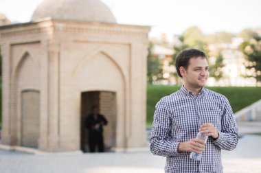 yakışıklı adam bir parkta şişe kaynak suyu içme