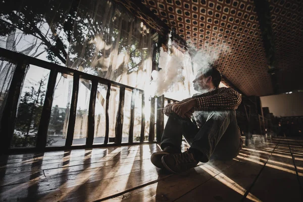 Homem jovem usando Vapourizer como alternativa para fumar — Fotografia de Stock