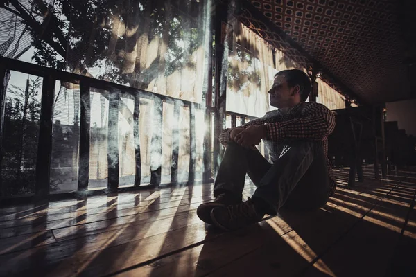 Homem jovem usando Vapourizer como alternativa para fumar — Fotografia de Stock