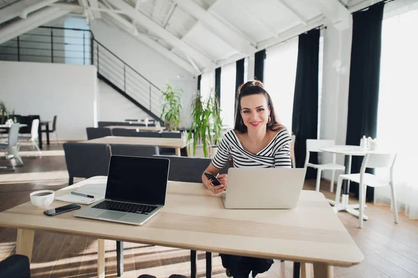 Mooie brunette zakenvrouw werken, kijken naar camera en glimlachen. Aantrekkelijke vrouw bedrijf tablet. Elegante stijl. Studio schoot. — Stockfoto