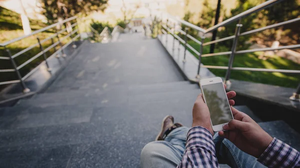 Nahaufnahme eines Mannes, der mit seinem Smartphone auf der Treppe Fotos von der schönen Aussicht macht — Stockfoto