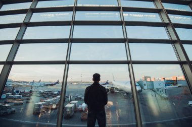 uçuş için bekleyen adam silüeti