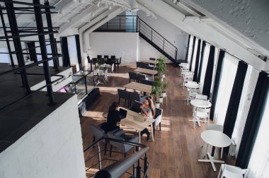 Ofiste masada oturan ve etkileşim iki iş ortakları.