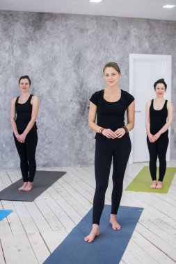 Yoga asana, sınıfında egzersiz, germe gülümseyen yogi kız