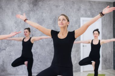 Yoga asana, sınıfında egzersiz, germe gülümseyen yogi kız